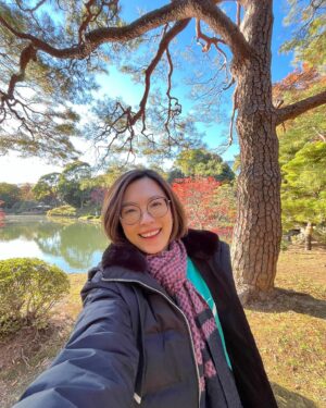 Jia Hui Siau Instagram - Because this beautiful garden deserves a post of its own! 🇯🇵 

1) this place needs no filter! #美到爆
2) ✌🏼
3) going everywhere with Little T
Can’t decide if I like 4, 5, or 6 the most!
7) 12 degrees Celsius Bishan-AMK park 😂 (many of you saw the resemblance!)
8) 天天都有落叶～ #什么歌
9) otw to the park (need to walk quite a bit from the station 🦶 )
10) eating this while admiring the scenery 

#Tokyo #TokyoTravel #Rikugien