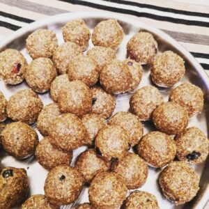 Jia Sharma Instagram - Omega 3 laddooo

roast,grind and bind with jaggery...

.#laddoo #flaxseeds #sesameseeds #almonds #cashew #blueberry #cranberry #kishmish #healthyfood #healthyladdoos #omega3 #skincare #haircare