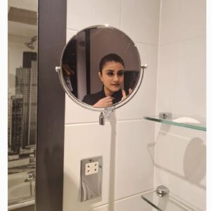 Jia Sharma Instagram - "MY smile carries the warmth of her love,my face a mirror of my mother's beauty 

#pictureoftheday #jiasharma #nostalgic #tollywood #bollywood #mother #photooftheday q