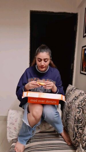 Jia Sharma Instagram - Gone in seconds.......

#hyderabad #tollywood #bollywood #reeloftheday #madoverdonuts #donutlover #donuts🍩 #lovedonuts #originalsin #sweettooth #pushpa #latenightmovie #cravings #jiasharma #reelsinstagram #reelsindia