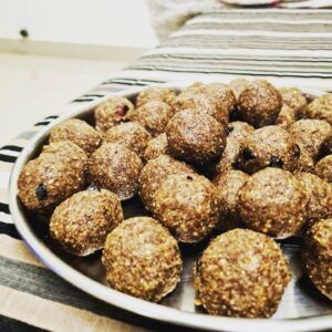 Jia Sharma Instagram - Omega 3 laddooo

roast,grind and bind with jaggery...

.#laddoo #flaxseeds #sesameseeds #almonds #cashew #blueberry #cranberry #kishmish #healthyfood #healthyladdoos #omega3 #skincare #haircare