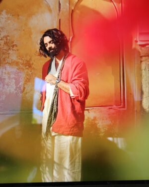 Jigar Saraiya Instagram - Tu meri hai with @shreyaghoshal is trending on insta reels. Go make your reel and tell us how you like the song ❤️. Shoot Edit DI and Art by :- @32farvariproduction 
Styled and designed by @soul.kari @karishmakacharya  Hair by @akshatahonawar  Makeup by @neerajnavare  @sonymusicindia @sanjanavij @soulfulsachin @sachinjigar @priyasaraiyaofficial @romilved