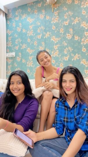 Jigyasa Singh Instagram - Like 2 obedient students , me and @jigyasa_07 tried to follow @shreyabasuofficial 🌝😂