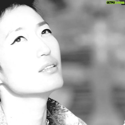 Jihae - 718 Likes - Nov 2016 I was on a train to DC for Mars screening at the Whitehouse. Trump’s election win was confirmed that day & the city felt like a giant funeral home. The Whitehouse screening of Mars was expectedly cancelled & the next day Natgeo held a premier at their headquarters in DC. At the reception I learned Leonard Cohen had just passed away. I held myself together, but I wanted to fall to the ground & bawl my eyes out, not just because of the loss of a beautiful soul who saw straight through things but also because of the unbelievable reckoning of where we were at as a society & what’s to come. I recorded this song live the day after with Kyle Sanna.
.
.
.
.
.
#hallelujah #leonardcohen #live #song #jihae