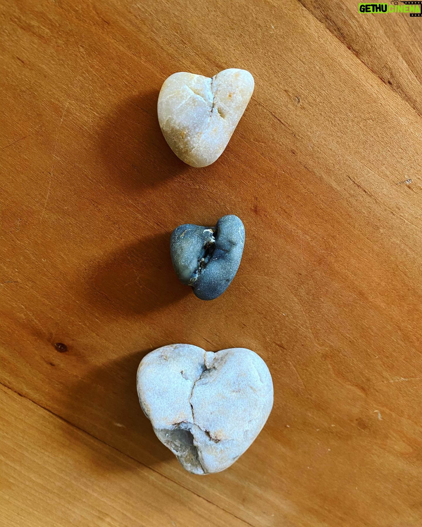 Jihae - 333 Likes - I found 3 broken hearts this morning. What does it mean?