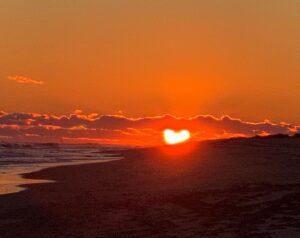 Jihae Instagram - The clouds squeezed the sun into a heart shape for 3seconds yesterday. A magic moment reminding me #love is everywhere. ✨✨✨
