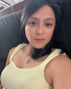 Jill Carissa Instagram - Judulnya harusnya “Lazy Sunday”, rasanya ngantuk, cm masih harus nyapu, ngpel, masak, online study, dan lain sebagainya.. from Lazy Sunday to Crazy Sunday.. banyak request saya buat channel youtube😅😅ttg keseharian saya, bosenn kalian nanti😁.. maafkan saya yg cuma sanggup selfie dan update ig jarang2.. karena lelah aku tuh😄✌🏻 #curhat #gabut #pejuangdolar #beyondblessed #happy #grateful #gratefuleveryday #lazysunday #crazysunday #lovelife #lifeisbeautiful