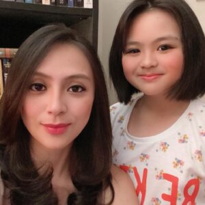 Jill Carissa Instagram - Ada yg kepengen coba pake make up dan bulu mata katanya.. 🤭😁#motherdaughter #blessed #weekend #random #minime #mybaby #growingup