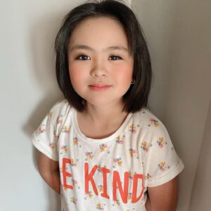 Jill Carissa Instagram - Ada yg kepengen coba pake make up dan bulu mata katanya.. 🤭😁#motherdaughter #blessed #weekend #random #minime #mybaby #growingup
