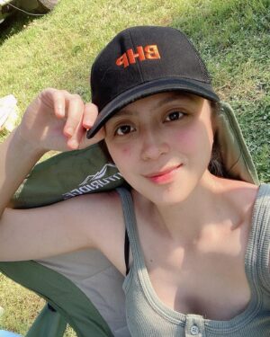 Jill Carissa Instagram - Kalau sekarang nongkrong di hutan tanpa makeup, konde, dan kebaya.. 😎 #camping #nofilterneeded #grateful #livelife #liveyourbestlife #beyondblessed #nature #serenity