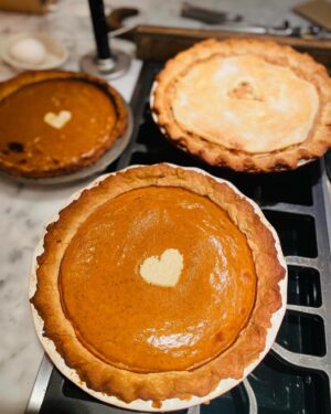 Jill Hennessy Instagram - HAPPY THANKSGIVING!!!Sending out some pie-love & wishes of comfort & peace to EVERYONE!! #happythanksgiving #applepie #pumpkinpie
