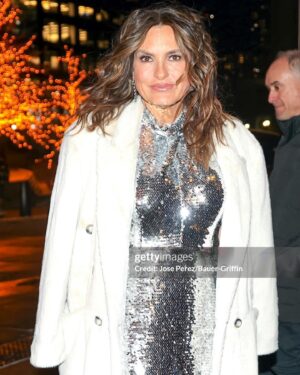 Jill Hennessy Instagram - Huge congratulations to @therealmariskahargitay & the whole @nbclawandorder #lawandordersvu universe on an incredible 25 years… Mariska not only helms this juggernaut, but has given voice to so many survivors of sexual assault through her @thejhf #joyfulheartfoundation . Grateful to see such wonderful L&O family like the FAB @camrynmanheim @msttunie @chris_meloni @alysiareiner @themikedoyle & the whole brilliant gang. @wolfentertainment @dickwolf @jpphotography09 @itsmechristiane #mariskahargitay