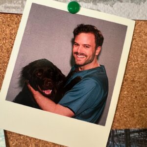 Jim Bakkum Instagram - Joe, aangenaam, dit is Jan Roet. Al een paar weken bezig met filmen voor ‘Dubbel Zes’, een boekverfilming naar het boek van @Daphne_Deckers. Jan is dierenarts en ik ben niet zo’n dierenmagneet. Op mijn lijf geschreven dus. Samen met @AbbeyHoes als Annabel, @Soumaya_Ahouaoui als Puck en nog veel meer leuke acteurs ✨ 2025 in de bios! 🎬 @DubbelZesdeFilm