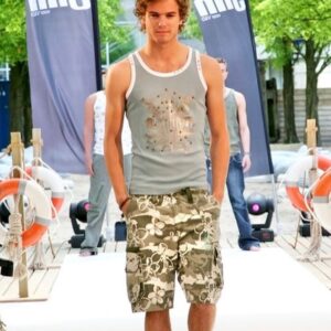 Jim Bakkum Instagram - Naar aanleiding van het fragment uit de podcast van @de_mediameiden ging ik toch even op zoek naar foto’s van die kledinglijn uit 2007 om te zien of het echt zo fout was. Ik was zelfs mijn eigen model. Jasje over de schouder op de catwalk, toe maar 😎 Jimmy B 🐝 😂