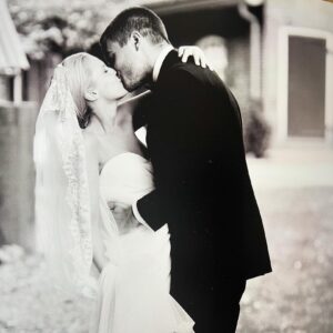 Jim Bakkum Instagram - 10/06/2011 trouwden wij. En vandaag zijn wij, dus, 13 jaar getrouwd. Wat kan -ie rekenen hé, die man. Dit wordt het meest fantastische jaar ooit, waarin we voor het eerst ‘samen’ 😉 in onze eigen productie gaan shinen. Kan niet wachten. ✨