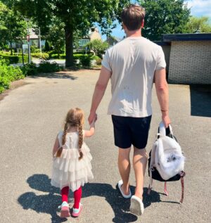 Jim Bakkum Instagram - Met mijn kameraadje. Iedere dag mijn kinderen uit school halen is een zegen. 💖
