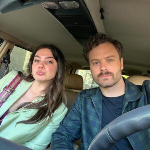 Jim Bakkum Instagram - Joe, aangenaam, dit is Jan Roet. Al een paar weken bezig met filmen voor ‘Dubbel Zes’, een boekverfilming naar het boek van @Daphne_Deckers. Jan is dierenarts en ik ben niet zo’n dierenmagneet. Op mijn lijf geschreven dus. Samen met @AbbeyHoes als Annabel, @Soumaya_Ahouaoui als Puck en nog veel meer leuke acteurs ✨ 2025 in de bios! 🎬 @DubbelZesdeFilm