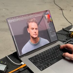 Jim Bakkum Instagram - Met de laatste theatershow van ‘Oud Geleerd Jong Gedaan’ in zicht (14-6 Heerenveen) bedacht ik me dat ik nooit een soort making of van de poster heb gedeeld. Ik vind het te gek als een poster je een double-take laat doen. Een soort tweede dimensie. Je moet iedere keer weer iets nieuws ontdekken. De poster is in september 2022 geschoten door de koning van de double-take posters: @MarkEngelenPhotography. Veel mensen dachten dat de rechterfoto een oude foto van mij was uit 2003. Maar allebei de foto’s zijn op dezelfde dag gemaakt en de rechter is dusdanig bewerkt tot een egaal tienerhuidje 😉 Ik blijf mezelf zo’n creep vinden zonder baard (laatste foto). Maar goed, alles voor de kunst heeee?! 🎭 Tot zo ver deze kekke behind the scenes tour. Ik baal dat we nog maar één show hebben. Dit was zo’n geweldige tour. Ga ‘t missen. Oh ja, heb volgende week leuk cadeautje voor jullie, van de tour. 🎤