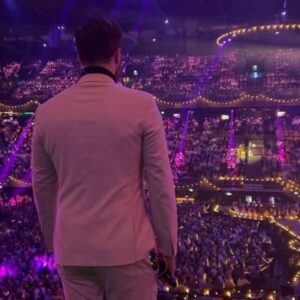 Jim Bakkum Instagram - Wat is het uitzicht als je MIDDEN in @ZiggoDome op komt om een duet te zingen? Nou, zo dus. Dit is toch magisch? Aan de overkant stond @ThisisDo me toe te zingen… Wat een gevoel 🙏🏼HerinneringenTop50Concert