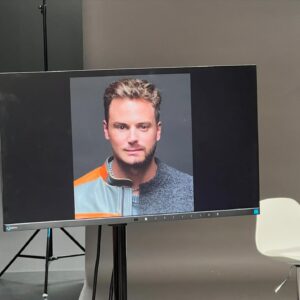 Jim Bakkum Instagram - Met de laatste theatershow van ‘Oud Geleerd Jong Gedaan’ in zicht (14-6 Heerenveen) bedacht ik me dat ik nooit een soort making of van de poster heb gedeeld. Ik vind het te gek als een poster je een double-take laat doen. Een soort tweede dimensie. Je moet iedere keer weer iets nieuws ontdekken. De poster is in september 2022 geschoten door de koning van de double-take posters: @MarkEngelenPhotography. Veel mensen dachten dat de rechterfoto een oude foto van mij was uit 2003. Maar allebei de foto’s zijn op dezelfde dag gemaakt en de rechter is dusdanig bewerkt tot een egaal tienerhuidje 😉 Ik blijf mezelf zo’n creep vinden zonder baard (laatste foto). Maar goed, alles voor de kunst heeee?! 🎭 Tot zo ver deze kekke behind the scenes tour. Ik baal dat we nog maar één show hebben. Dit was zo’n geweldige tour. Ga ‘t missen. Oh ja, heb volgende week leuk cadeautje voor jullie, van de tour. 🎤