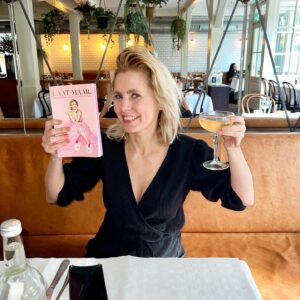 Jim Bakkum Instagram - 🌸 MY WIFE IS A BESTSELLER AUTHORRRR 🌸. Komt gewoon effe op nummer 3 (!!) binnen in de Bestseller Top 60 met haar slappe - zéker ergens over gaande - gelul! Hoe vaak kan je zeggen dat je trots bent op je vrouw he?! Nou, een leven lang, zo vaak. Dit flikt ze gewoon (met een fantastisch team)! TROTS MET EEN DIKKE T! 💖 #LaatMaar