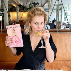 Jim Bakkum Instagram - 🌸 MY WIFE IS A BESTSELLER AUTHORRRR 🌸. Komt gewoon effe op nummer 3 (!!) binnen in de Bestseller Top 60 met haar slappe - zéker ergens over gaande - gelul! Hoe vaak kan je zeggen dat je trots bent op je vrouw he?! Nou, een leven lang, zo vaak. Dit flikt ze gewoon (met een fantastisch team)! TROTS MET EEN DIKKE T! 💖 #LaatMaar