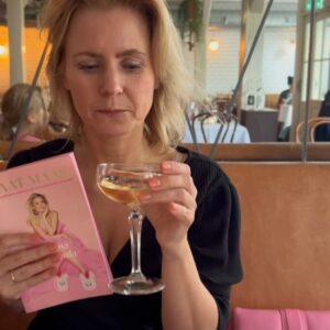 Jim Bakkum Instagram - 🌸 MY WIFE IS A BESTSELLER AUTHORRRR 🌸. Komt gewoon effe op nummer 3 (!!) binnen in de Bestseller Top 60 met haar slappe - zéker ergens over gaande - gelul! Hoe vaak kan je zeggen dat je trots bent op je vrouw he?! Nou, een leven lang, zo vaak. Dit flikt ze gewoon (met een fantastisch team)! TROTS MET EEN DIKKE T! 💖 #LaatMaar