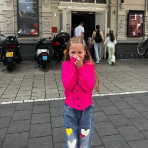 Jim Bakkum Instagram - Vandaag is dit meisje jarig. Onze fantastische dochter Posy. Iedere dag ben ik trots om haar vader te zijn. Ze is zo lief, zo zacht, zo meegaand, maar ook ZO eigengereid. Man, die heeft alles voor zichzelf al helemaal op een rijtje. Hoef je niks te vertellen. Ik geniet ultiem van hoe ze zich op creatief vlak ontwikkelt. Haar hoofd zit soms al op plekken waar de hoofden van haar papa en mama nog niet eens zijn. Ze heeft talent voor dingen die ik op haar leeftijd nog láng niet had. We laten haar lekker dingen ontdekken die ze leuk vindt. En als je goed luisterde kon je haar horen afgelopen jaar in veel grote bioscoopfilms als Mario Bros, Elemental, Paw Patrol en mijn persoonlijke favoriet Vogelvlucht. Man, wat zijn we trots op jou Poosje. Op wie je bent. En op hoe je ons laat lachen om je grappige droge Posy maniertjes. 9 jaar. Wie stopt gewoon heel effe die tijd?! 💐 (oh, ik mocht niets emotioneels opschrijven van haar… mislukt)