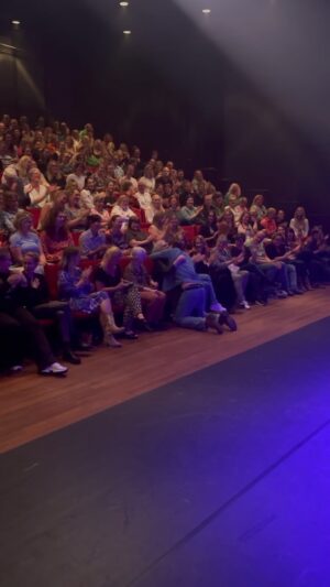 Jim Bakkum Instagram - Vrijdag tijdens de show in Hoorn zat deze lieve mevrouw van 93 in het midden op rij 1 en ze was zo zichtbaar van iedere minuut aan het genieten. Ik zeg het tijdens iedere show en ik zeg het hier weer: ik zal dit nooit voor vanzelfsprekend nemen. Natuurlijk, en daar moet ik ook eerlijk in zijn, is de drukte soms niet makkelijk voor het gezin, loop ik soms met wallen op mijn knieën om alle ballen hoog te houden en vertrek ik soms met een kind letterlijk om mijn been geklemd omdat ik eigenlijk iets te weinig bij ze ben geweest de afgelopen maanden. Maar dit soort momenten maakt het het allemaal zo waard. Veel liefde voor deze mevrouw wiens naam ik ben vergeten te vragen. En no worries, binnenkort ben ik een langere tijd vrij, dus genoeg tijd in zicht voor de kleintjes. 💘