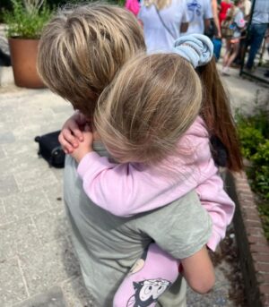 Jim Bakkum Instagram - Vorige week kwam haar grootste maat, haar broer, weer terug van kamp. En dat vond ze fijn. Heel fijn. 🤲🏻🫶🏻