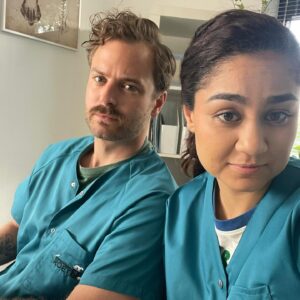 Jim Bakkum Instagram - Joe, aangenaam, dit is Jan Roet. Al een paar weken bezig met filmen voor ‘Dubbel Zes’, een boekverfilming naar het boek van @Daphne_Deckers. Jan is dierenarts en ik ben niet zo’n dierenmagneet. Op mijn lijf geschreven dus. Samen met @AbbeyHoes als Annabel, @Soumaya_Ahouaoui als Puck en nog veel meer leuke acteurs ✨ 2025 in de bios! 🎬 @DubbelZesdeFilm