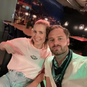 Jim Bakkum Instagram - Kinderfeestje van onze middelste dochter. Welke spa stelt zijn ruimte vanavond beschikbaar voor twee ouders? Vraag ik voor een vriend. 🥳
