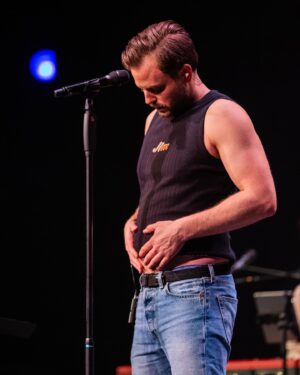 Jim Bakkum Instagram - Waarschijnlijk sta ik er morgen ook zo bij na dit weekje weg, maar dat neemt niet weg dat ik ONTZETTOND veel zin heb om weer lekker te spelen. Morgenavond mogen we los in @SchouwburgHengelo. En niet om ‘t een of ander, maar deze tour gaat veel te snel, nog maar 13 shows! Ik krijg ook de vraag of er nog een herneming komt: nee, die komt er niet. Deze shows zijn de enige shows die ik doe van Oud geleerd, Jong gedaan. Ik speel naast Hengelo nog in Purmerend, Leiden, Zwolle, Rijswijk, Helmond, Lochem, Amersfoort, Hoorn, Winterswijk, Bergen op Zoom, Waalwijk en Heerenveen (speellijst link in bio). Tot morgen Hengelooooo! 🎭