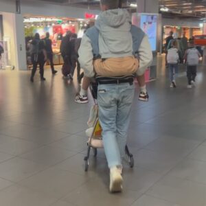 Jim Bakkum Instagram - Na een intens drukke periode, knuffelt deze pakezel deze week tot -ie een ons weegt. Al gaat dat niet lukken hier, met al die goddelijke toetjes (een ons wegen, knuffelen absoluut wel). Tijd met mijn kleintjes is me meer waard dan wat dan ook. Ook al heb je als ouder van drie kinderen, met ieder verschillende interesses af en toe de wens om een octopus met 45 tentakels te zijn om ze allemaal tegelijk te kunnen vermaken 😉. Hou toch zo gruwelijk en oneindig veel van deze drie liefste kinderen. 🫶🏻