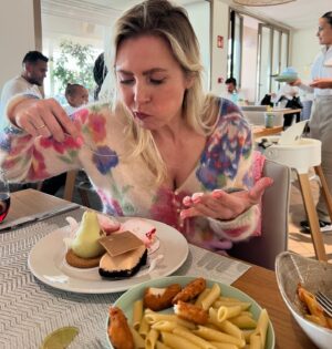 Jim Bakkum Instagram - Hier ziet u een moeder die alles over heeft voor haar kinderen. Echte offers zoals je ziet. 😉🍰 De mama van mijn kinderen, de aller-aller-allerbeste. LIEFDE NAAR ALLE MAMA’S. 💕 @bettina_holwerda