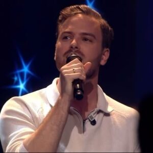 Jim Bakkum Instagram - JESSIE! Wat heeft dit liedje me achtervolgd nadat ik het destijds zong in Idols. En ook al kwam het op een bepaald moment mijn neus uit, vind het zo leuk om dit liedje na zoveel jaar weer te zingen, ook in mijn komende theatertour! Vandaag allereerste repetitie met de band! Zin in! Vrijdag en zaterdag en 4 april eerste try-outs en dan vanaf 9 april het land door 🔥 speellijst staat in link in bio! (🎹 @NeilForeman96)