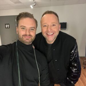 Jim Bakkum Instagram - Met deze mensen voelt niets meer als werken. Ik weet dat er de laatste tijd vaak ellende te lezen is over ons entertainment vak, maar weet dat er heel veel, échte, oprechte lieve mensen in rond lopen. Die zoek ik dan ook altijd op… 😉 ❤️