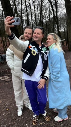 Jim Bakkum Instagram - De musical challenge met @jimbakkum en @bettina_holwerda 🕺🏼🎤 Wie weet als eerst een stukje van het nummer uit een bekende musical te zingen? 

Wie vind jij dat er gewonnen heeft? 🤩