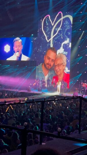 Jim Bakkum Instagram - Wat een beladen avond gisteren tijdens de Herinneringen Top 50 voor @AlzheimerNederland in @ZiggoDome. ‘Ik Heb Je Lief’ heb ik gezongen op de begrafenis van mijn oma, die afgelopen 4 december overleed. Hij stond op 2 in de top 50 en ik mocht ‘m gisteren zingen. Mede doordat ik niet naar achter keek naar de foto’s op het scherm én de liefde vanuit de zaal kon ik het liedje zonder externe emotie door komen… 🤪 Dankbaar dat ik dit mocht doen ❤️