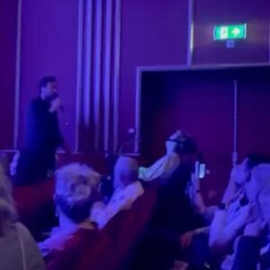 Jim Bakkum Instagram - Dat was ‘m! De Oud Geleerd Jong Gedaan tour zit erop. Gisteravond een heerlijke laatste show gehad in Heerenveen. Ik blijf het zo speciaal vinden om ‘bijzondere’ mensen te ontvangen bij mijn shows. Gisteren zong ik voor een superfan die ik al jaren ken. Ik heb zelfs een keer bij haar thuis gezongen. Het is natuurlijk een flinke onderneming om dit soort uitjes te organiseren voor haar ouders, maar ze zijn al zo vaak komen kijken. Diep diep respect! Eerlijk, ik ga deze tour missen. Het was zo te gek om weer terug in de tijd te gaan en al die liedjes weer eens te zingen. En de outfits van toen te dragen 😉. Ik zag nieuwe gezichten, maar ook gezichten die al 21 jaar lang overal vooraan zitten/staan. Het waren ook 8 hectische maanden, dus ik begin nu aan een vrijere periode van tweeënhalve maand. 😍 DANK DANK DANK aan iedereen die is komen kijken!! Zal dit nooit vergeten. ❤️