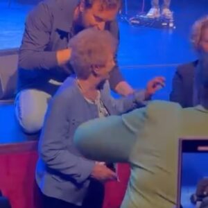 Jim Bakkum Instagram - Dat was ‘m! De Oud Geleerd Jong Gedaan tour zit erop. Gisteravond een heerlijke laatste show gehad in Heerenveen. Ik blijf het zo speciaal vinden om ‘bijzondere’ mensen te ontvangen bij mijn shows. Gisteren zong ik voor een superfan die ik al jaren ken. Ik heb zelfs een keer bij haar thuis gezongen. Het is natuurlijk een flinke onderneming om dit soort uitjes te organiseren voor haar ouders, maar ze zijn al zo vaak komen kijken. Diep diep respect! Eerlijk, ik ga deze tour missen. Het was zo te gek om weer terug in de tijd te gaan en al die liedjes weer eens te zingen. En de outfits van toen te dragen 😉. Ik zag nieuwe gezichten, maar ook gezichten die al 21 jaar lang overal vooraan zitten/staan. Het waren ook 8 hectische maanden, dus ik begin nu aan een vrijere periode van tweeënhalve maand. 😍 DANK DANK DANK aan iedereen die is komen kijken!! Zal dit nooit vergeten. ❤️