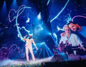 Jim Bakkum Instagram - Wat zal ze daarboven trots zitten wezen. Postuum nog groter dan levensgroot in @ZiggoDome 🤩 Vandaag zou ze 97 zijn geworden. Gefeliciteerd daarboven. 💫 foto: @Bart_Heemskerk