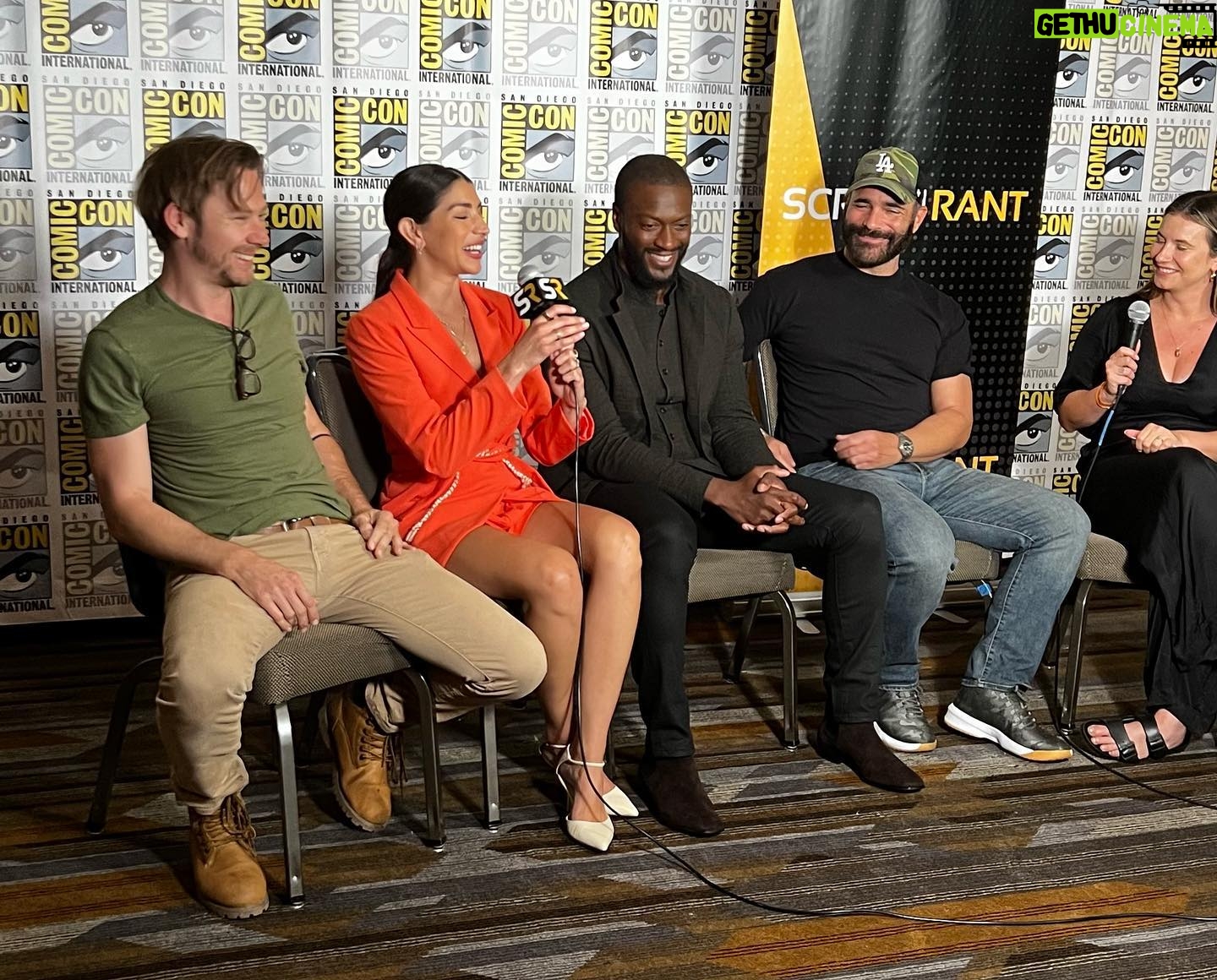 Jimmi Simpson - 4.9K Likes - The energy at #comiccon was extra luminescent this year - friggin delighted to be back. Loved finally sharing Green Lantern : Beware My Power & hangin with @aldis_hodge @jghyder brianbloom @erniealtbacker @johnsemperjr butchlukic šš #warnerbros #dc
