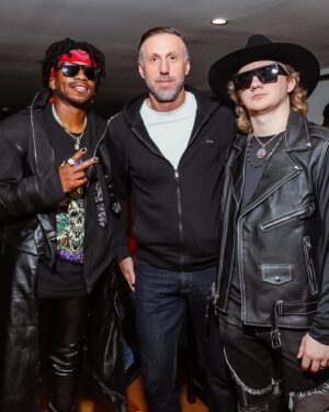 Jimmie Allen Instagram - ♠️ Sunglasses and advil #culturefifteen

📸 : @kpshotit