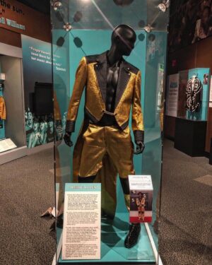 Jimmie Allen Instagram - Rock & Roll Hall of Fame!! Can’t believe my suit from 
Grammys 2022 is in the @rockhall.  Thanks so much for this honor. 🙌🏽. Shout out to my friend @stevennormanlee for designing this for me.
