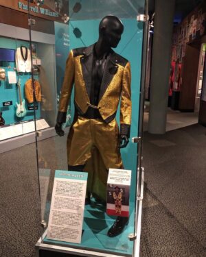Jimmie Allen Instagram - Rock & Roll Hall of Fame!! Can’t believe my suit from 
Grammys 2022 is in the @rockhall.  Thanks so much for this honor. 🙌🏽. Shout out to my friend @stevennormanlee for designing this for me.