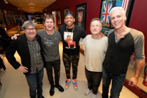 Jimmie Allen Instagram - WHAT THE WHAT?!??!? I just got to perform with my favorite band of all time @matchboxtwenty 😳😳😳. Had a great night for a great cause.  Thanks so much for the invite.  #sidewalkangels
.
📸: @hurleyhurley