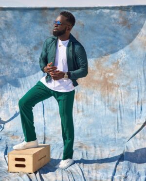 Jimmy Akingbola Instagram - Was a pleasure shooting with you @zavierdeangelo 📸

Outfit: @ozwald_boateng 
Glasses: @rayban 
Jewelry: @umutoniofficial 
Watch: @boss 
Shoes: @elvardi.london 

Styled by: @sjrstyles