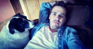 Jimmy Álvarez Instagram - Hay situaciones o personas que te encuentras en la vida por alguna razon. Pero en esta ocasión yo no lo encontré, fue el quien me encontró a mi en la calle y por alguna razón no quiso dejarme solo #perros #adopta