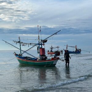 Jimmy Barnes Instagram - Fishing boats at dawn. It’s the best time for a long walk, before the sun comes up, when I used to be getting to bed in the bad ole days. This is just what the doctor ordered. Grandson Billy Campbell has found the best spot and says this is his favourite beach holiday.

@jane13barnes
